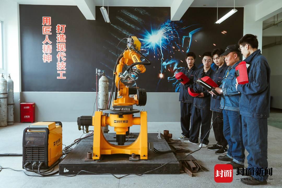2025正版资料免费大全,精选解析、落实与策略